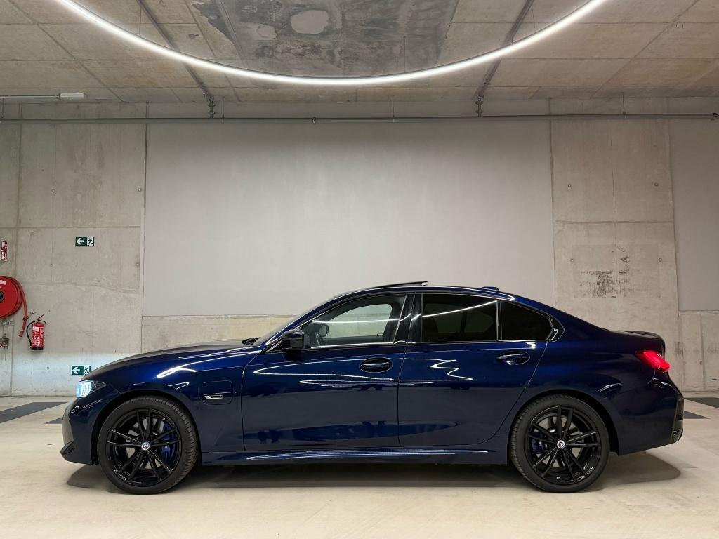 BMW 330e x-Drive M-Sport Heritage Edition, Auto's, BMW, Automaat, 4 cilinders, Blauw, Alcantara