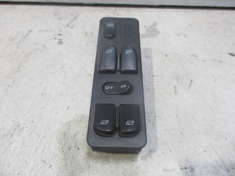 INTERRUPTEUR D'ALIMENTATION VITRE CENTRE AVANT Saab 900 II, Saab-de-info@saabgroup.com, Marienbergstraße  96
90411  Nürnberg, DE