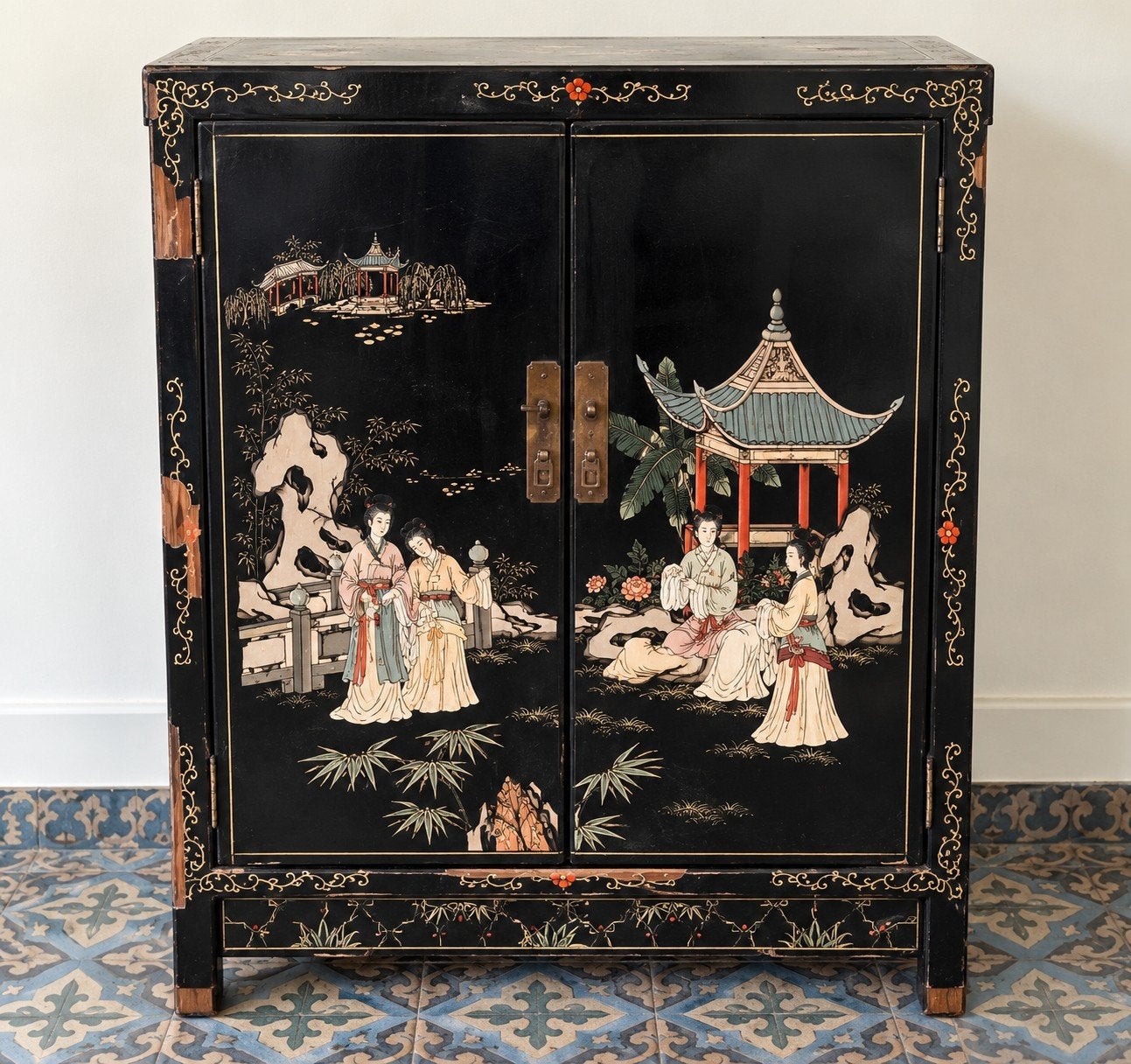 Meuble chinois vintage laqué noir   Décors asiatiques, Antiquités & Art, Enlèvement