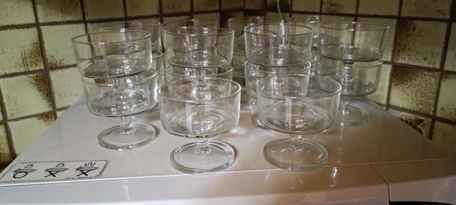 Glazen kommetjes op voet, Ophalen