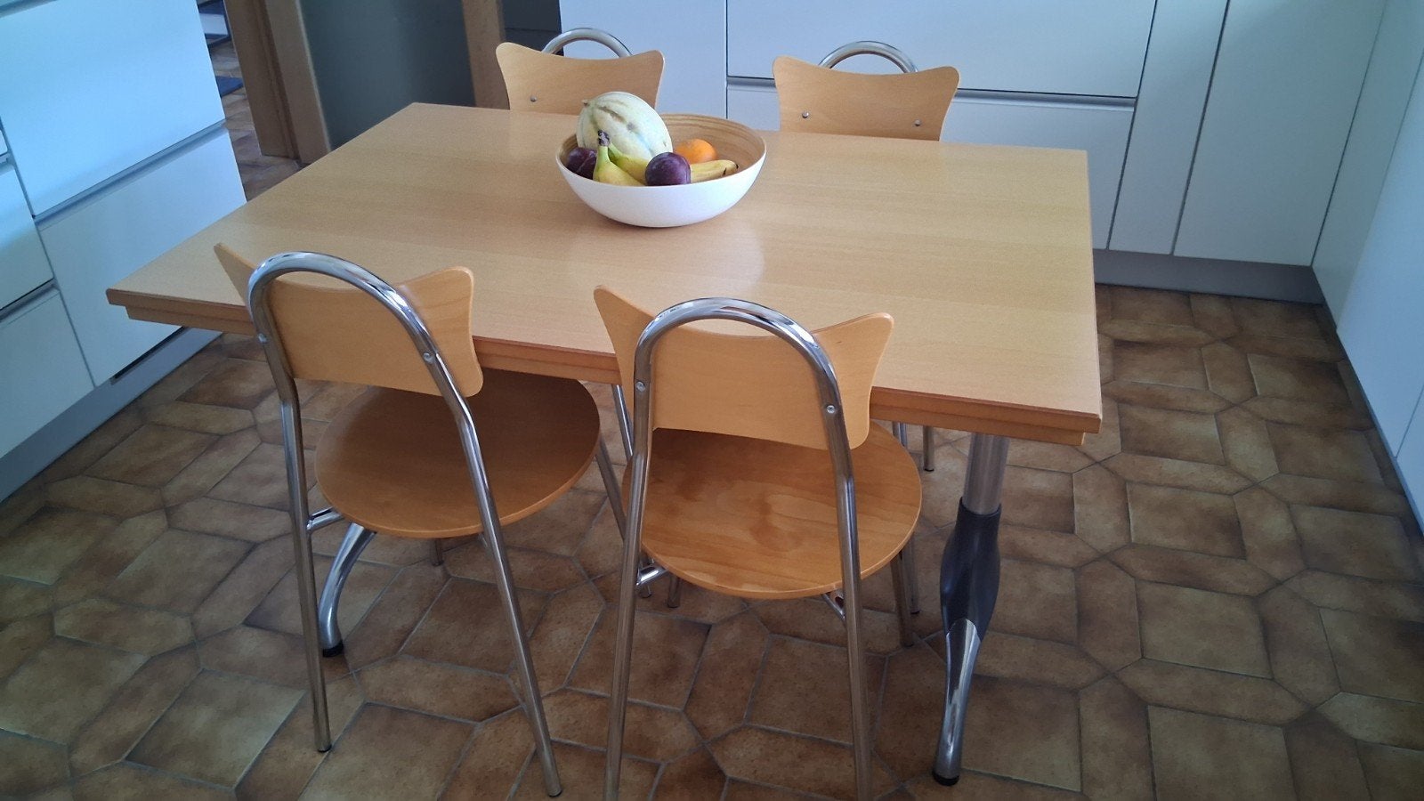 keukentafel met 4 stoelen, in zeer goede staat., Huis en Inrichting, Ophalen, Zo goed als nieuw, Modern, industrieel, 4 tot 6 stoelen
