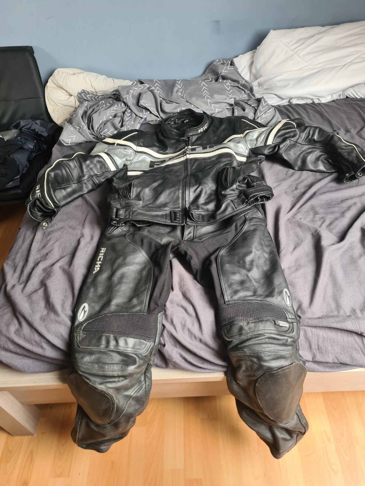 Motor jas en broek leder, Ophalen