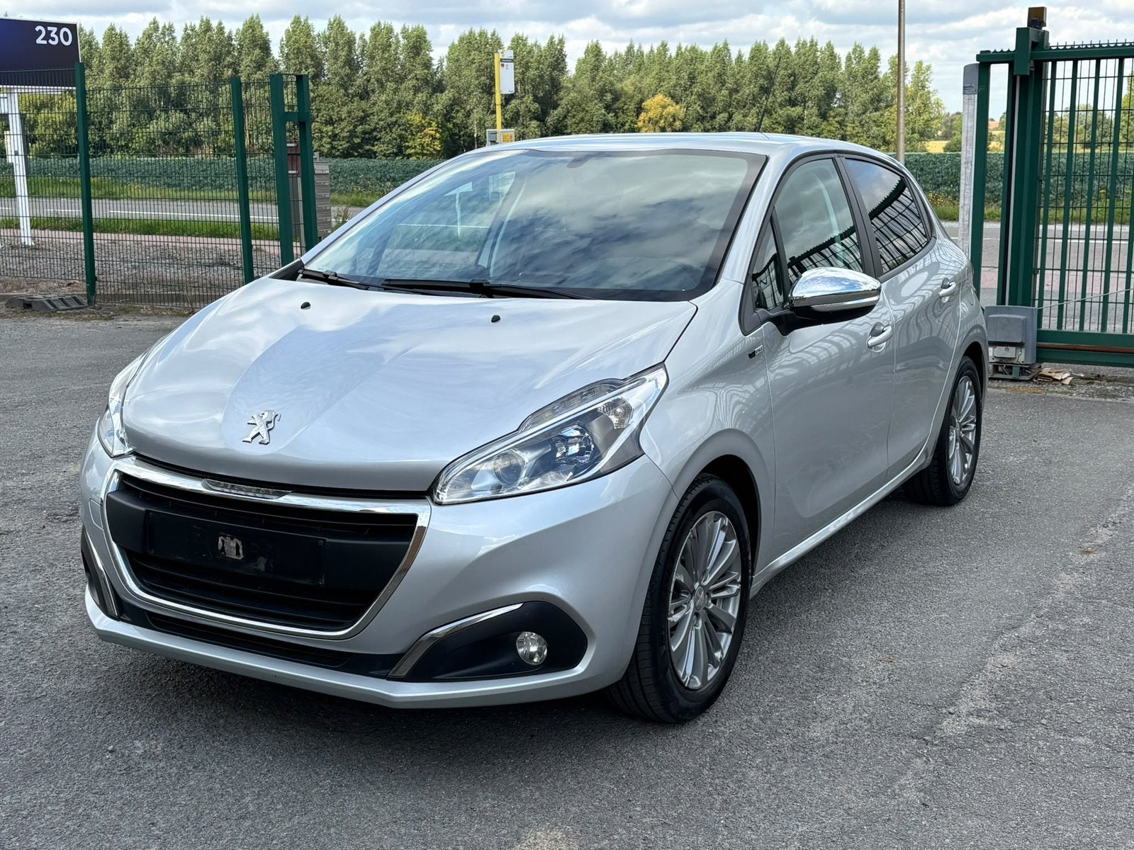 Peugeot 208 1.2 essence gps airco euro 6b, Auto's, 4 deurs, Euro 6, 1199 cc, Adaptive Cruise Control