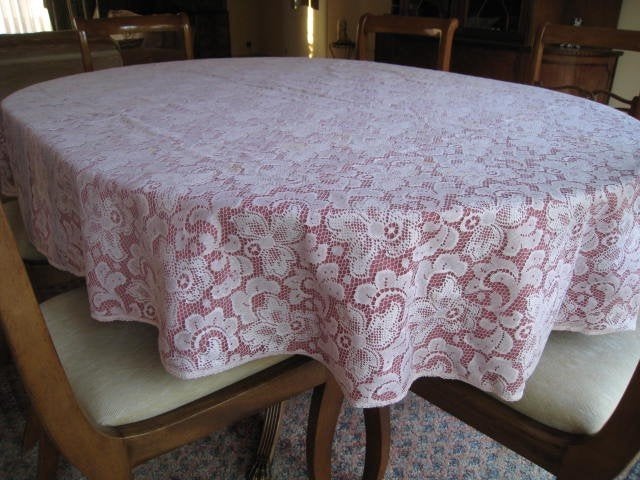 Tafelkleed ovaal, dubbel gevoerd, onder roze, boven kant, Huis en Inrichting, Keuken | Textiel, Ophalen, Roze