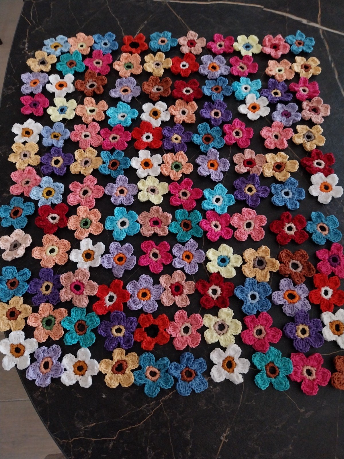 Bundel van gehaakte bloemen met verschillende kroontjes, Ophalen of Verzenden, Nieuw, Haken, Overige typen