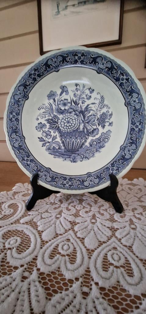 Porselein bord met staander, Enlèvement