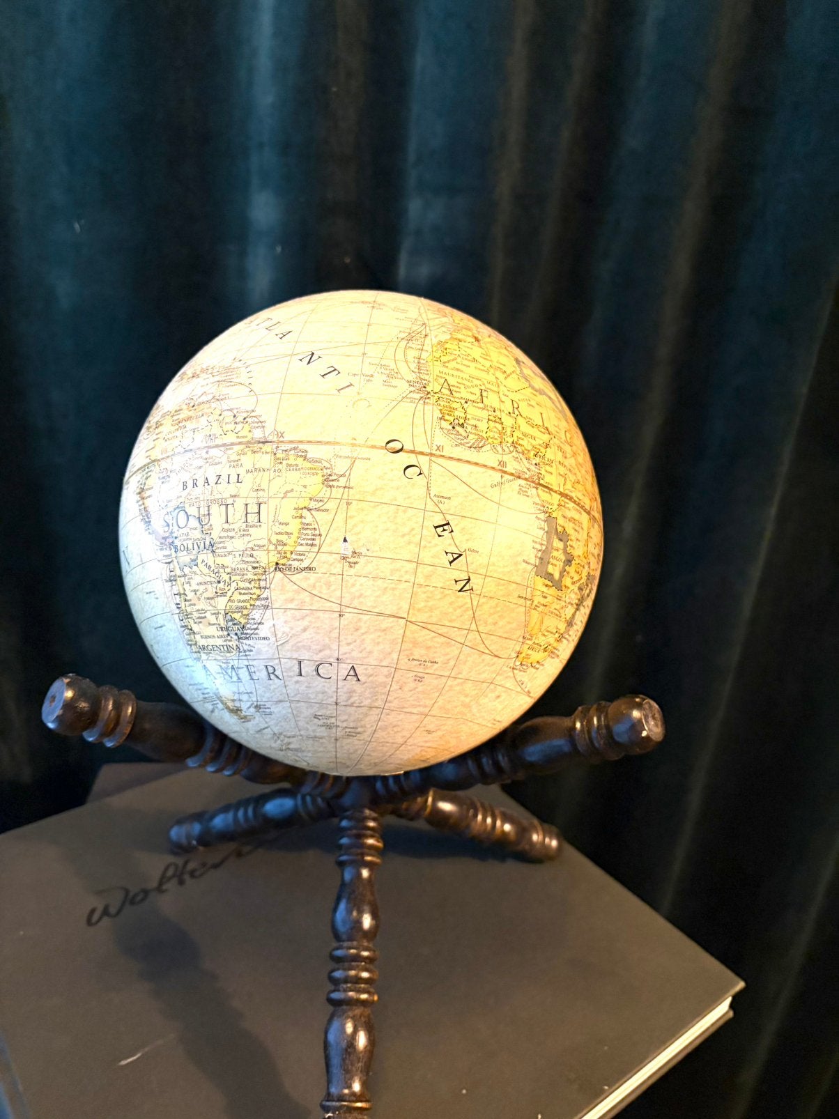 Globe sur support en bois H 38 cm, Enlèvement, Comme neuf
