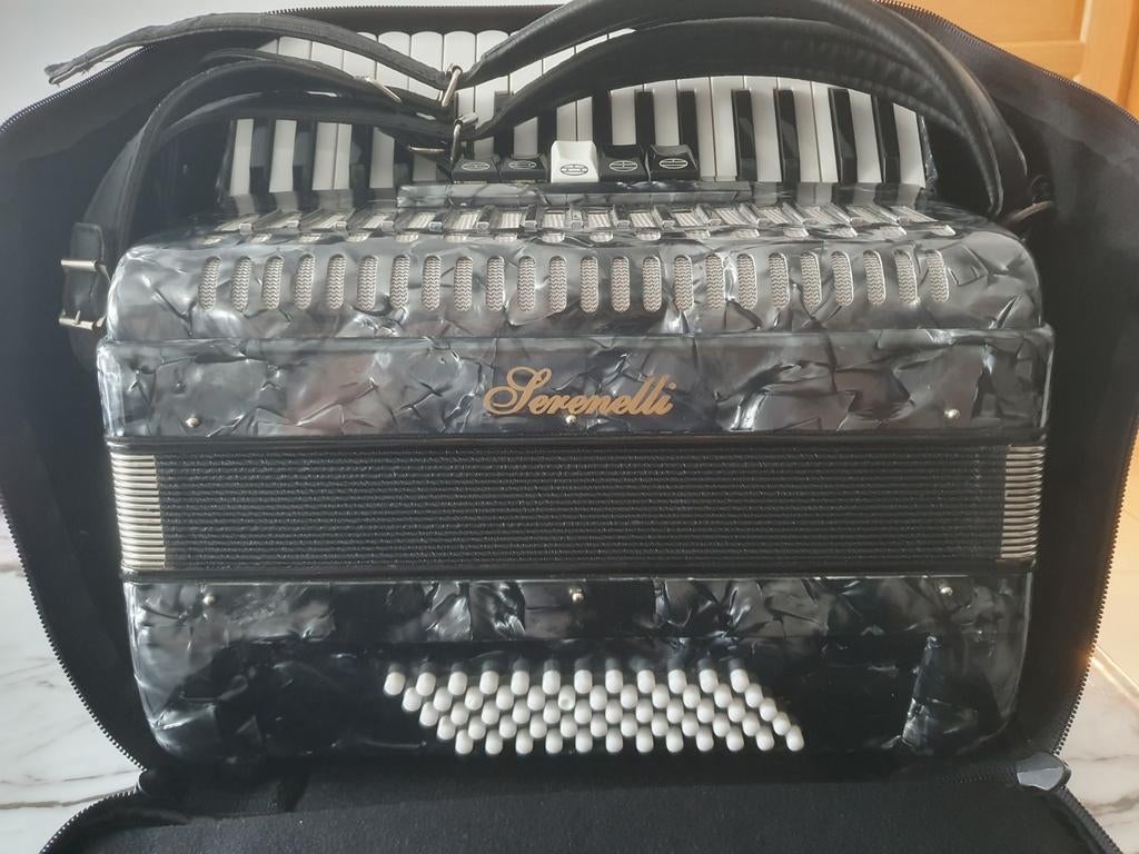 Accordeon serenelli, Muziek en Instrumenten, Ophalen, 60-bas