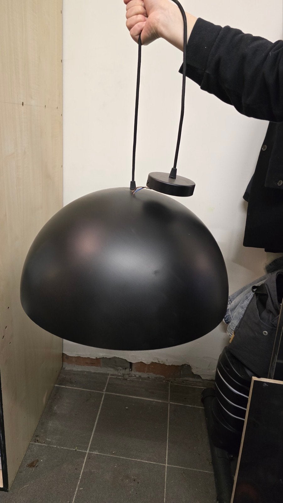 Zwarte grote hanglamp, goud binnenin, Ophalen