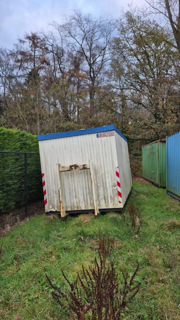 bureelcontainer op slede, Enlèvement
