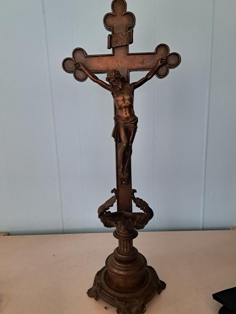 Zwaar brons kruis beeld met Jesus en wijwater bakje, Enlèvement