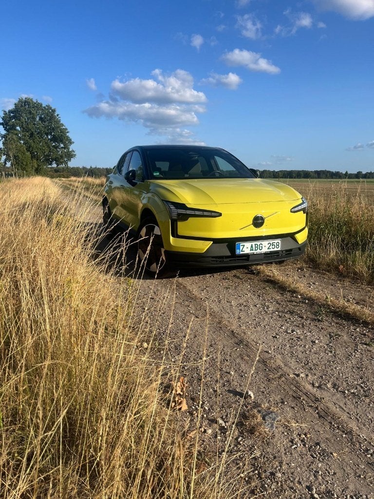 Volvo EX30 Plus Extended Range 69 kWh – Moss Yellow – 2024, Auto's, Automaat, Dealer onderhouden, Euro 6, 1700 kg