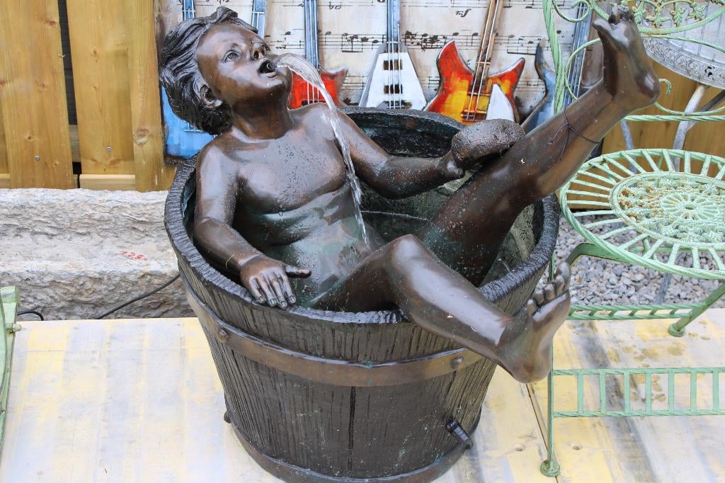 fontaine un gamin dans une bassine en bronze jet d eau, Enlèvement, Neuf, Autres matériaux, Fontaine