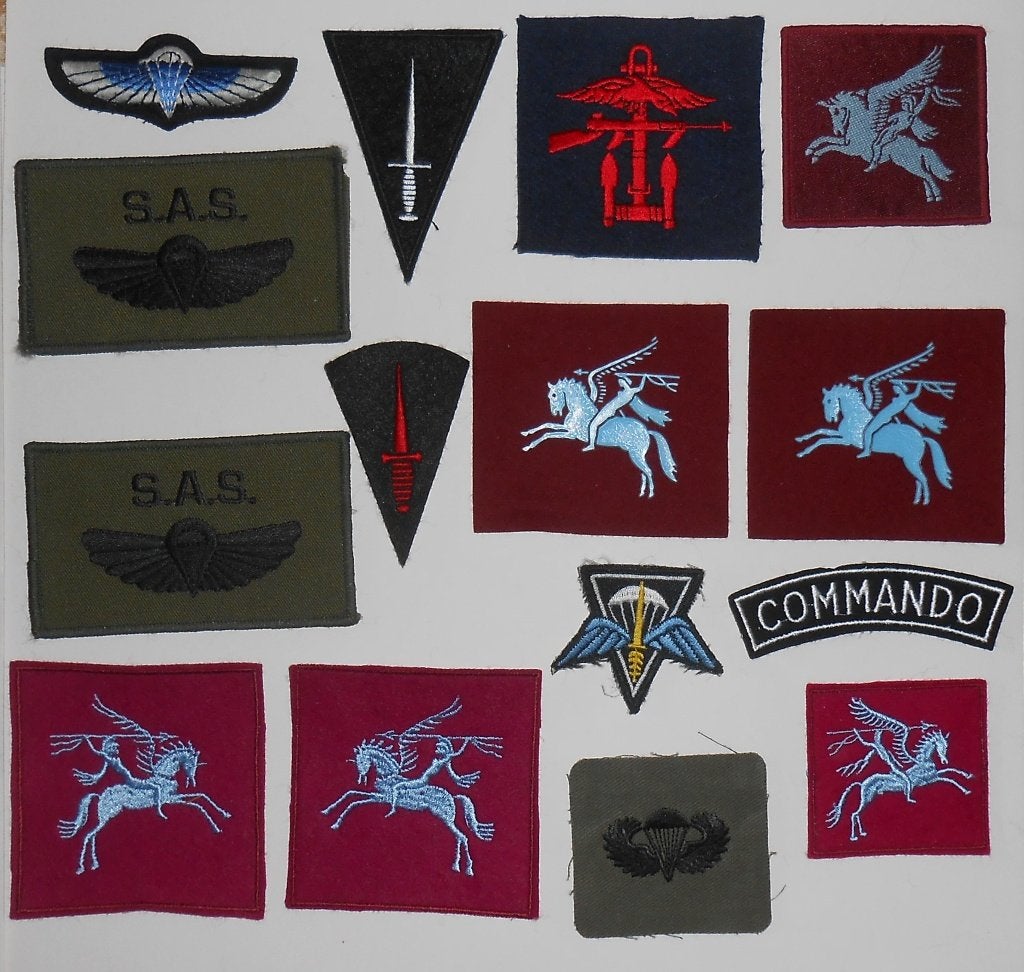 Lot Belgische van 15 Para Commando SAS Wings ABL kentekens, Verzamelen, Verzenden, Landmacht, Embleem of Badge