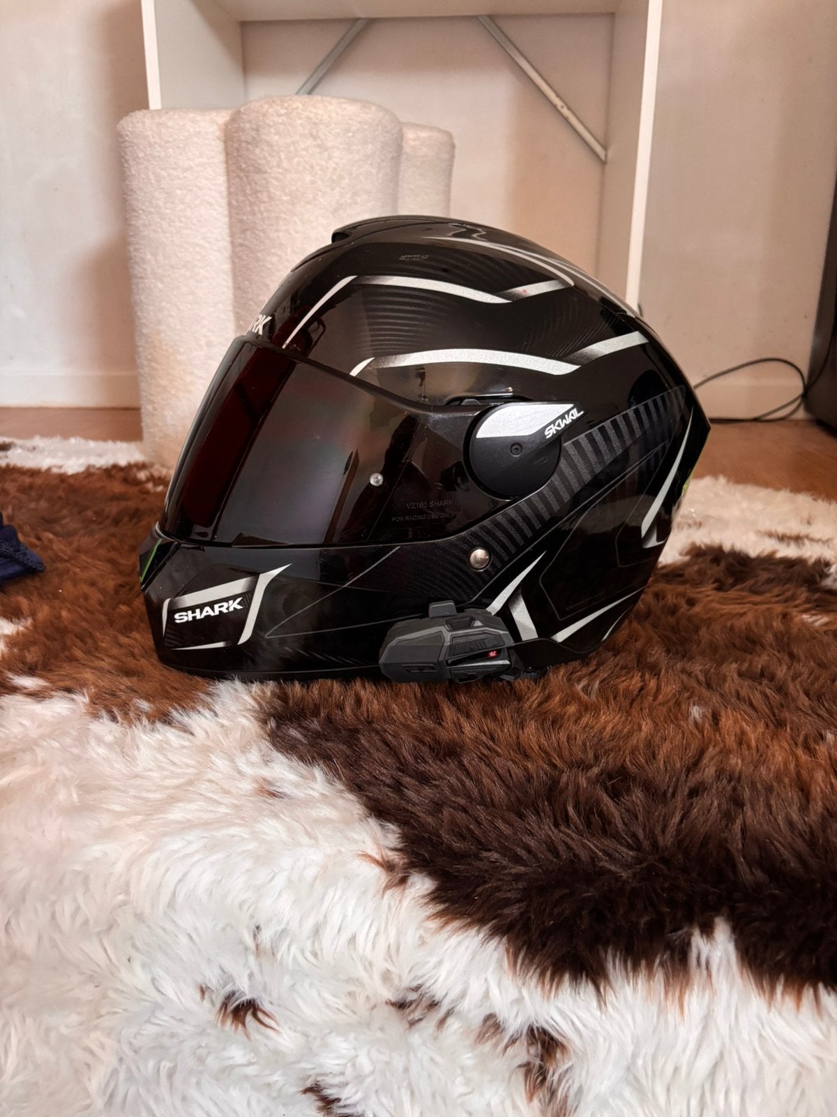 Motorhelm shark met zonneklep en licht achteraan., Ophalen, Shark