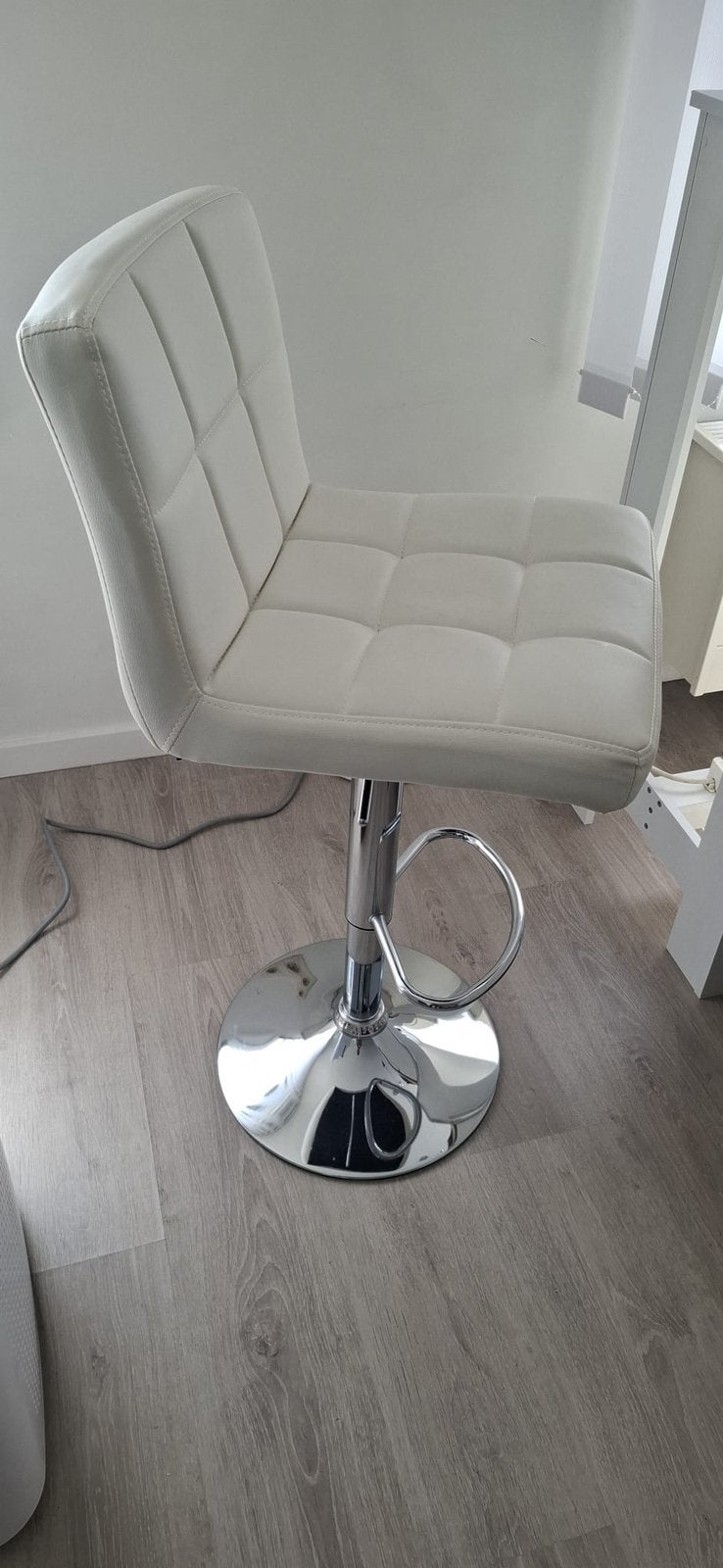 Verstelbare barkruk / stoel wit 2 stuks, Ophalen, 60 tot 90 cm, Leer, Zo goed als nieuw