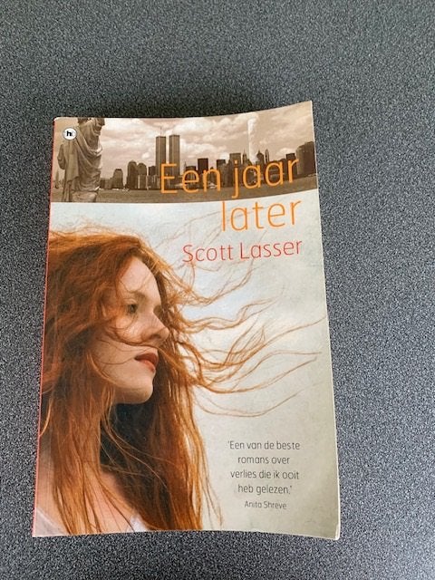 Een jaar later - Scott Lasser, Ophalen of Verzenden, Gelezen