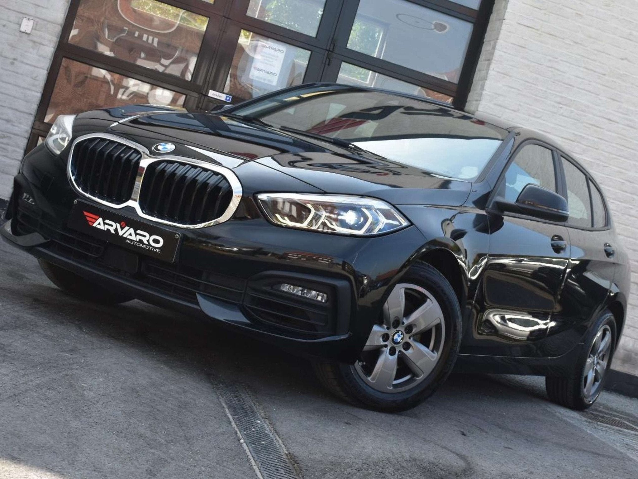BMW 1 Serie 118 I PDC / Xenon / Cruise / Verw Zetels / Topst, Auto's, Voorwielaandrijving, Gebruikt, Zwart, Bedrijf