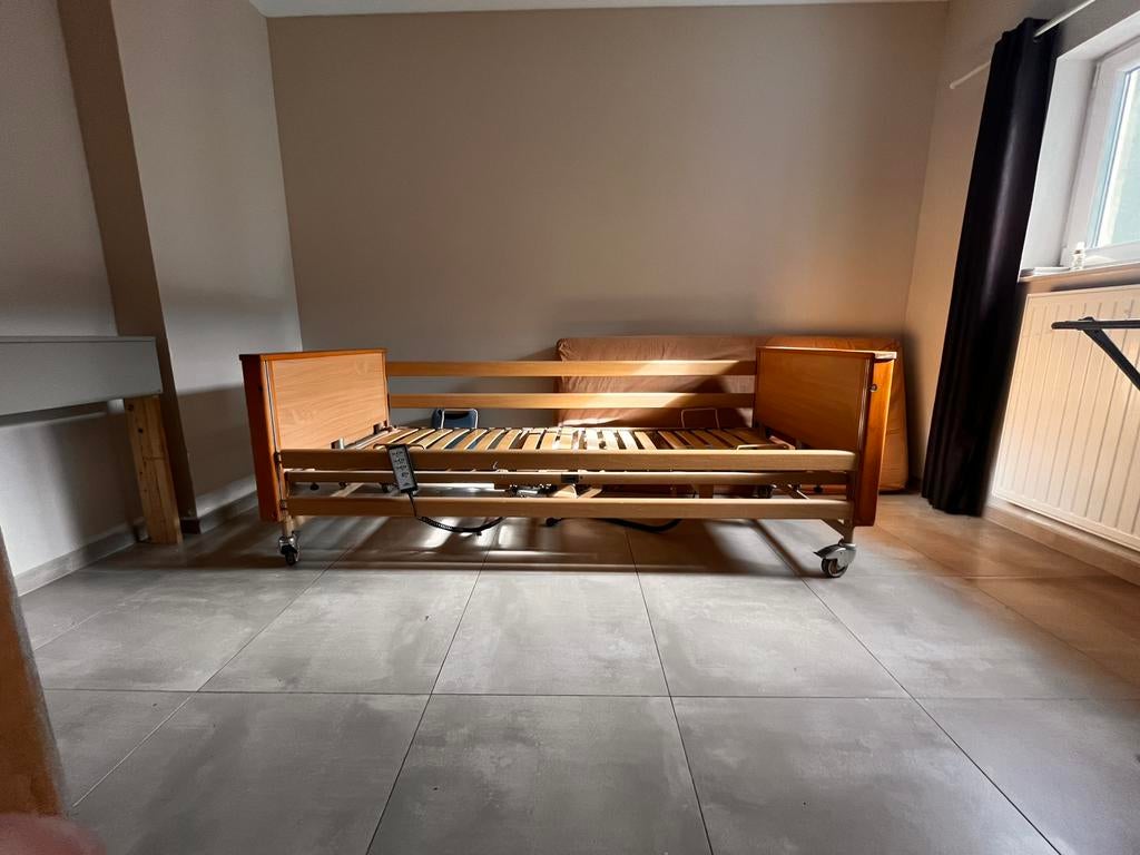 Elektrisch verstelbaar zorgbed / ziekenhuisbed, Ophalen, Zo goed als nieuw, Eenpersoons, Hout