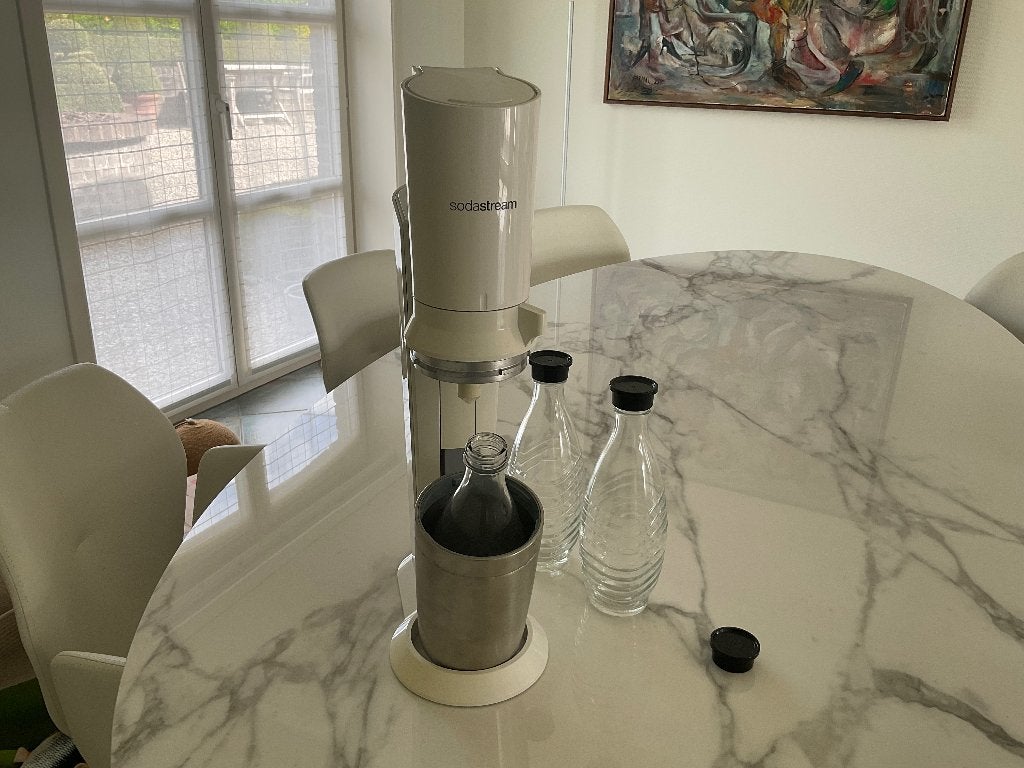 SodaStream Bruiswatertoestel Crystal Wit & 3 glazen karaffen, Elektronische apparatuur, Bruiswatermachines, Ophalen, Zo goed als nieuw