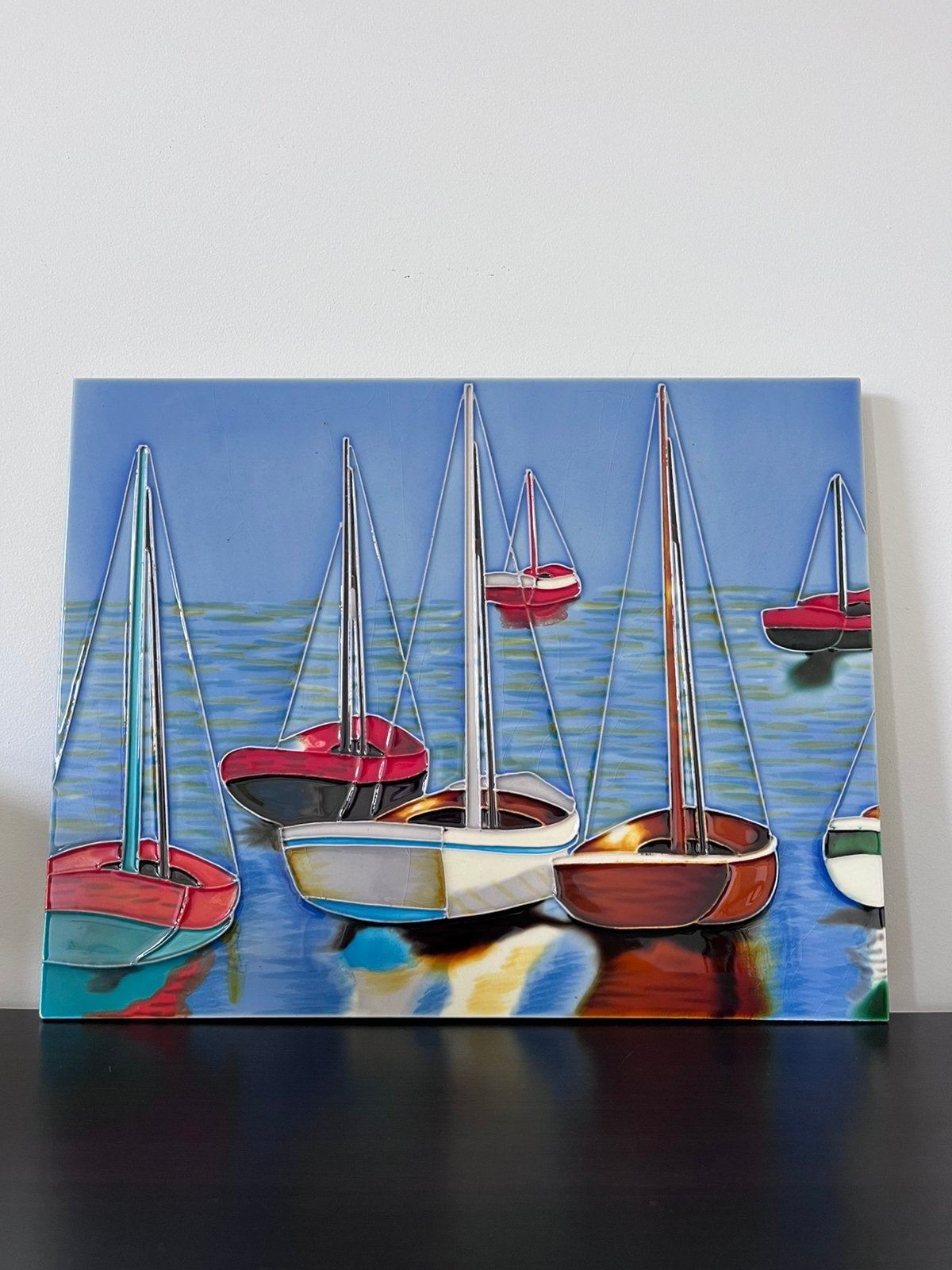 Geëmailleerde wandtegel Zeilboten 35x27,5cm reliëf maritiem, Ophalen of Verzenden, Zo goed als nieuw, Zeilboot