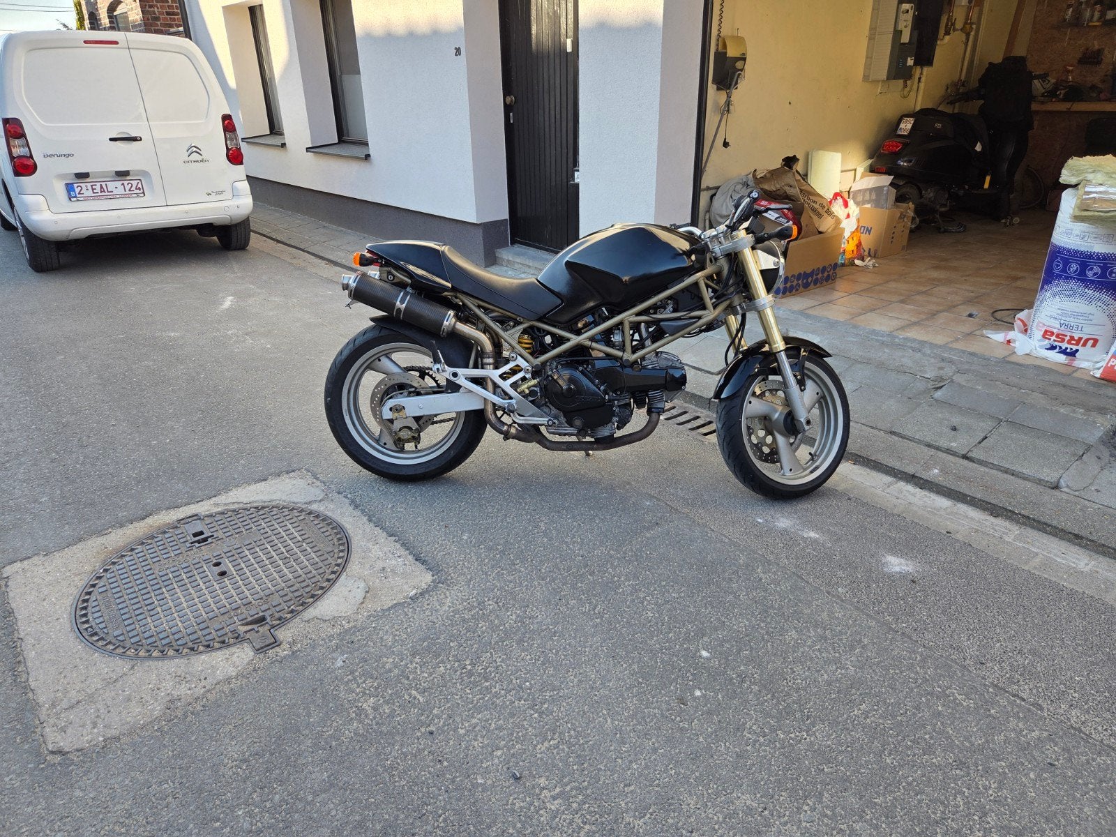 ducati monster m600, Boeken, Ophalen, Zo goed als nieuw