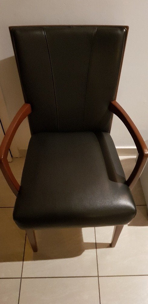 2x lederen stoelen (zwart met hout rondom in kerselaar), Ophalen, Gebruikt, Zwart, Hout