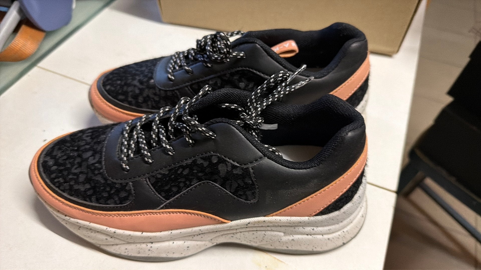 Snaekers nus comme neufs taille 38, Enlèvement ou Envoi, Sneakers et Baskets, Comme neuf, Noir