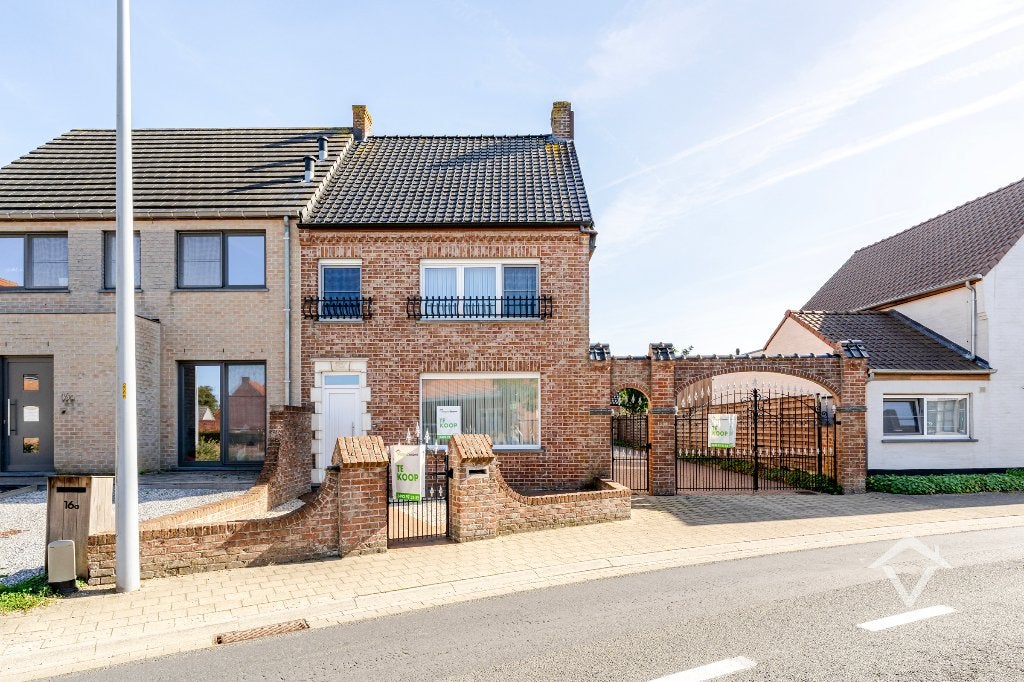 Instapklare woning met 3 slaapkamers en tuin te Ichtegem, Immo, 201 m², 500 tot 1000 m², 3 kamers, Hoekwoning