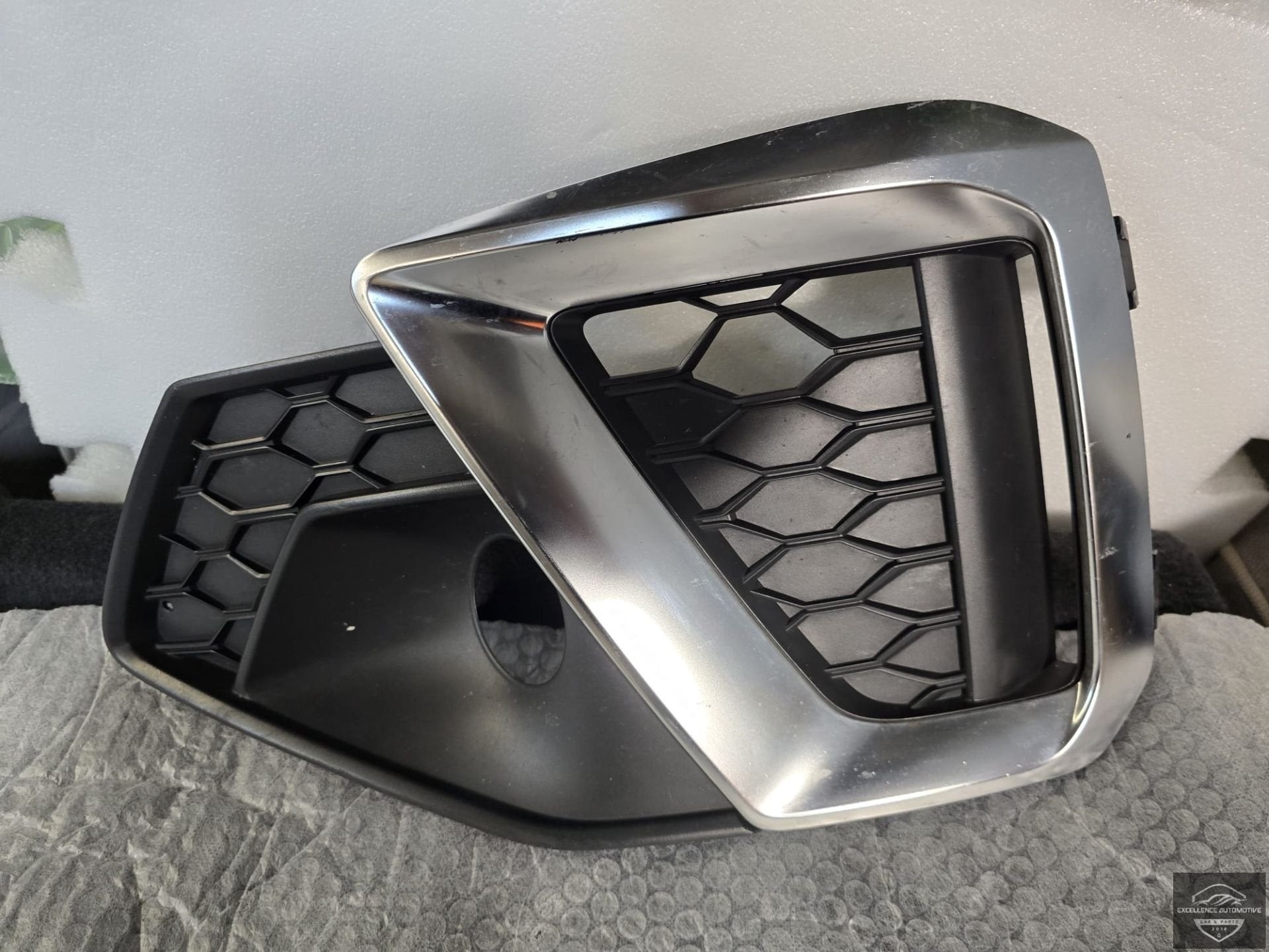Calandre de pare-chocs avant gauche Audi A4 8W B9 Facelift 8, Pare-chocs, AUDI AG, Auto-Union-Strasse 1
85045  Ingolstadt, DE