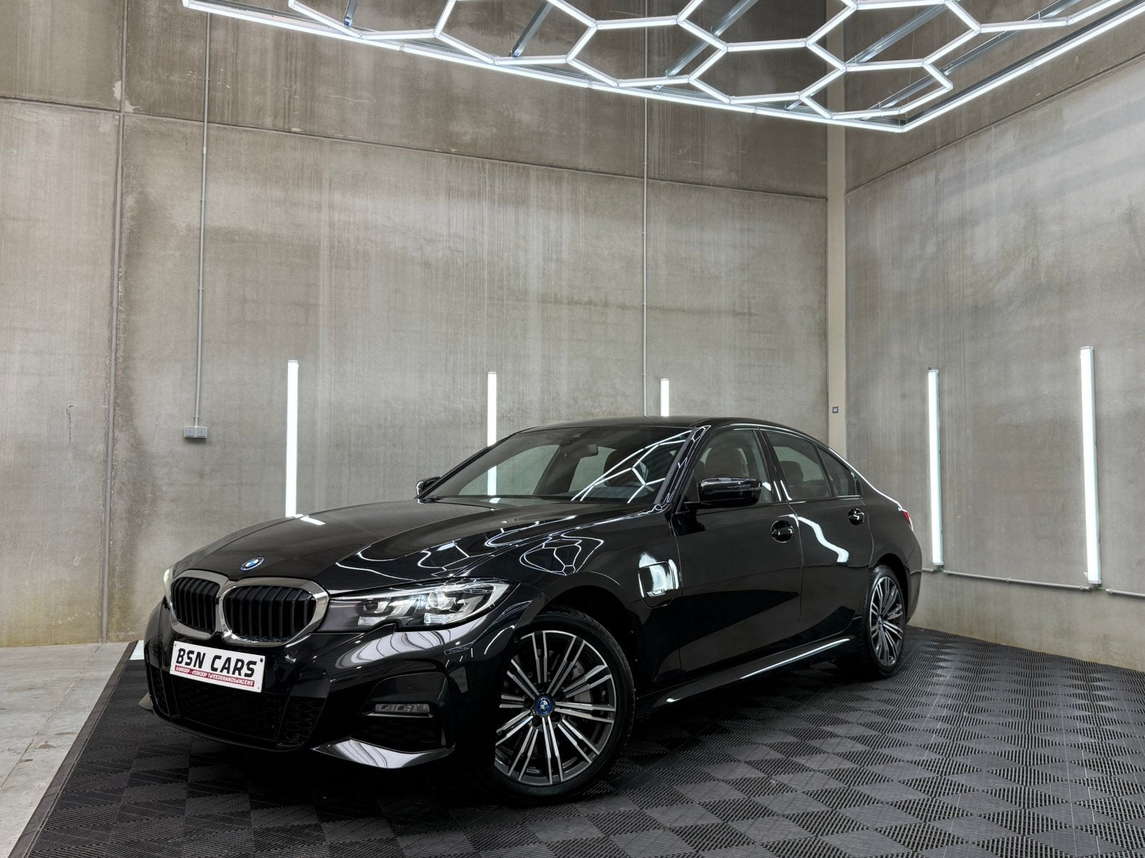 BMW 330e/MPACK/BTW/CAMERA/LEER/CARPLAY/SFEER/GARANTIE, Auto's, Automaat, Achterwielaandrijving, Euro 6, Zwart