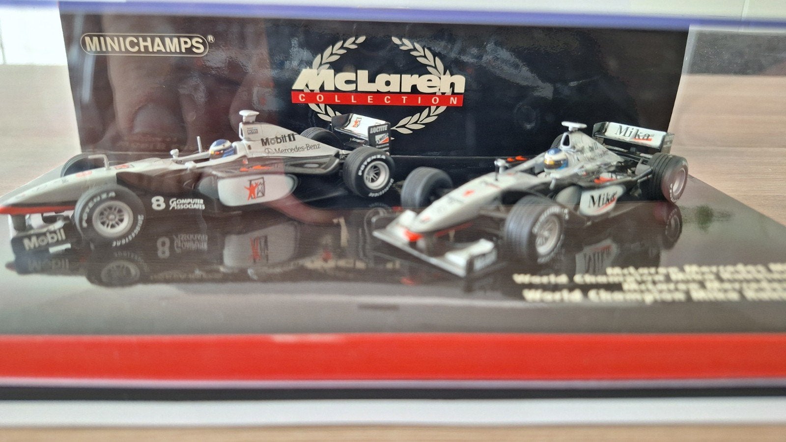 1:43 - F1 McLaren-Mercedes World Champion Set Mika Hakkinen, Ophalen of Verzenden, Zo goed als nieuw, Auto, MiniChamps