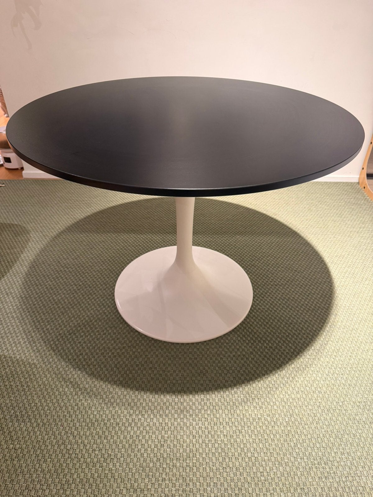 Stijlvolle ronde eettafel - Zwart blad, witte tulpvoet, Ophalen of Verzenden, Zo goed als nieuw