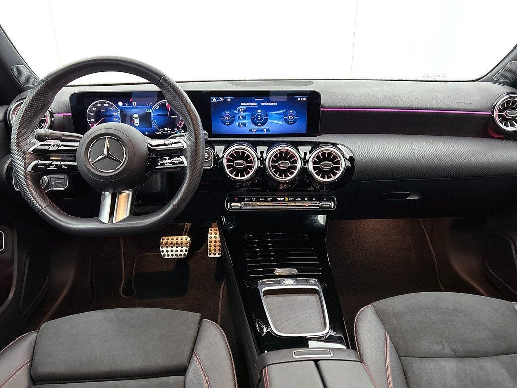 Mercedes-Benz A-klasse 250 e Hatchback AMG Line Verwarmde Ze, Autos, Hybride rechargeable, 120 kW, Automatique, 1600 kg