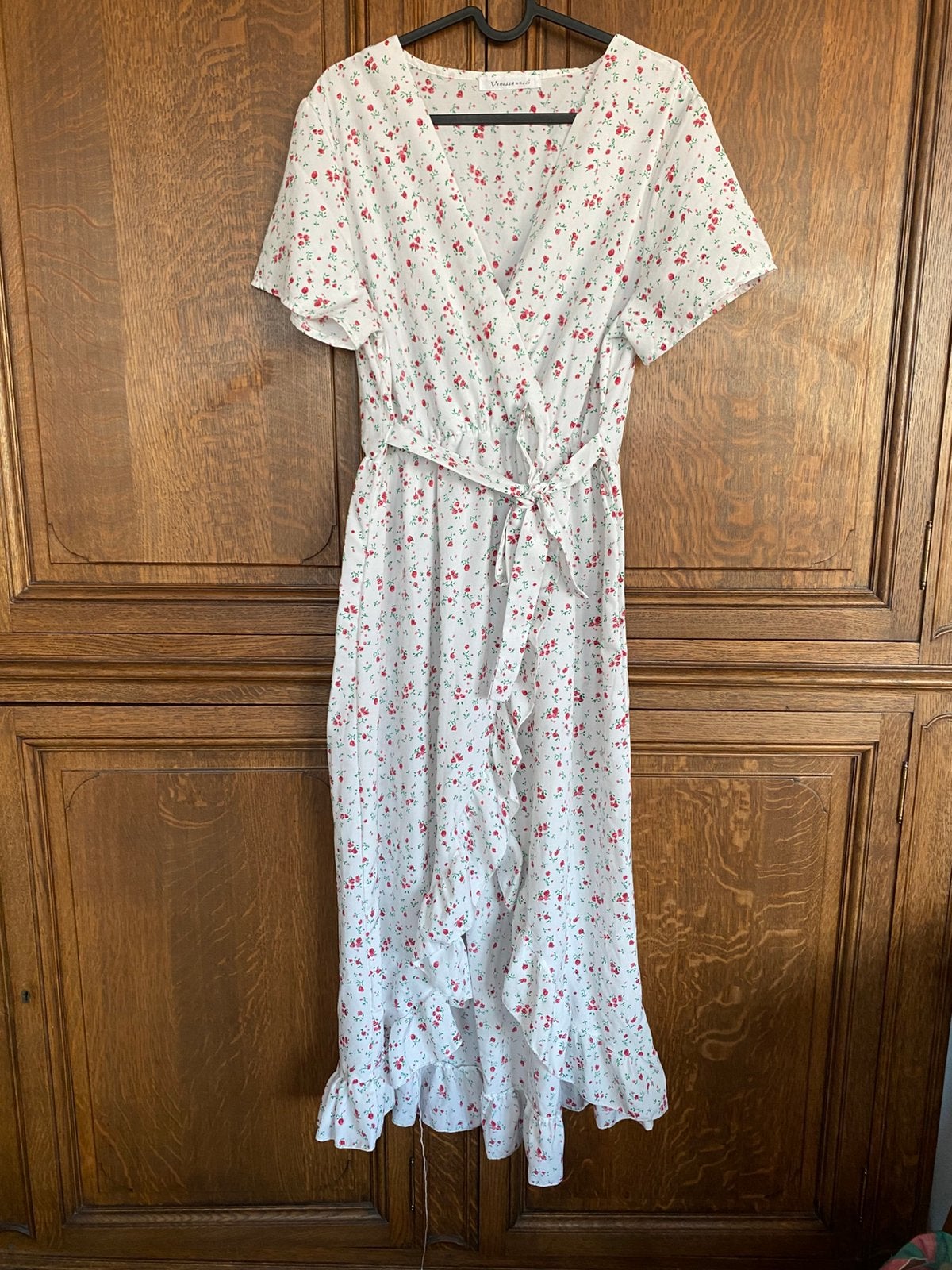Robe longue blanche fleurie, Neuf, Taille 38/40 (M), Enlèvement ou Envoi, Blanc