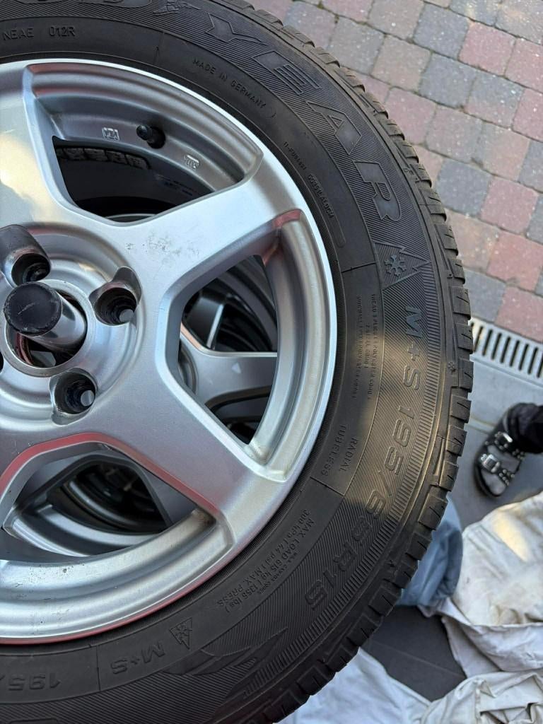 Set Winterbanden Goodyear, Autos : Pièces & Accessoires, Pneus & Jantes, Pneus et Jantes, Pneus hiver, 15 pouces, 195 mm, Véhicule de tourisme