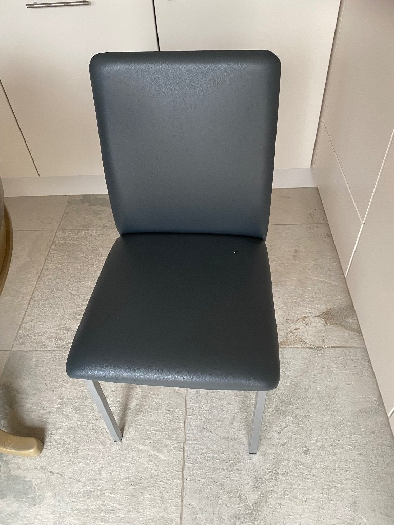 Keukentafel met 4 grijze stoelen, Huis en Inrichting, Stoelen, Ophalen, Gebruikt, Grijs, Riet of Rotan