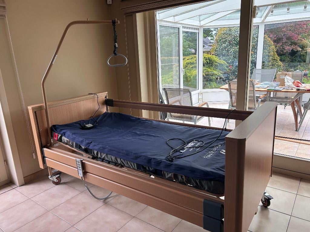 Zorgbed Arminia (900€) + Anti-decubitussysteem matras (700€), Ophalen, Gebruikt
