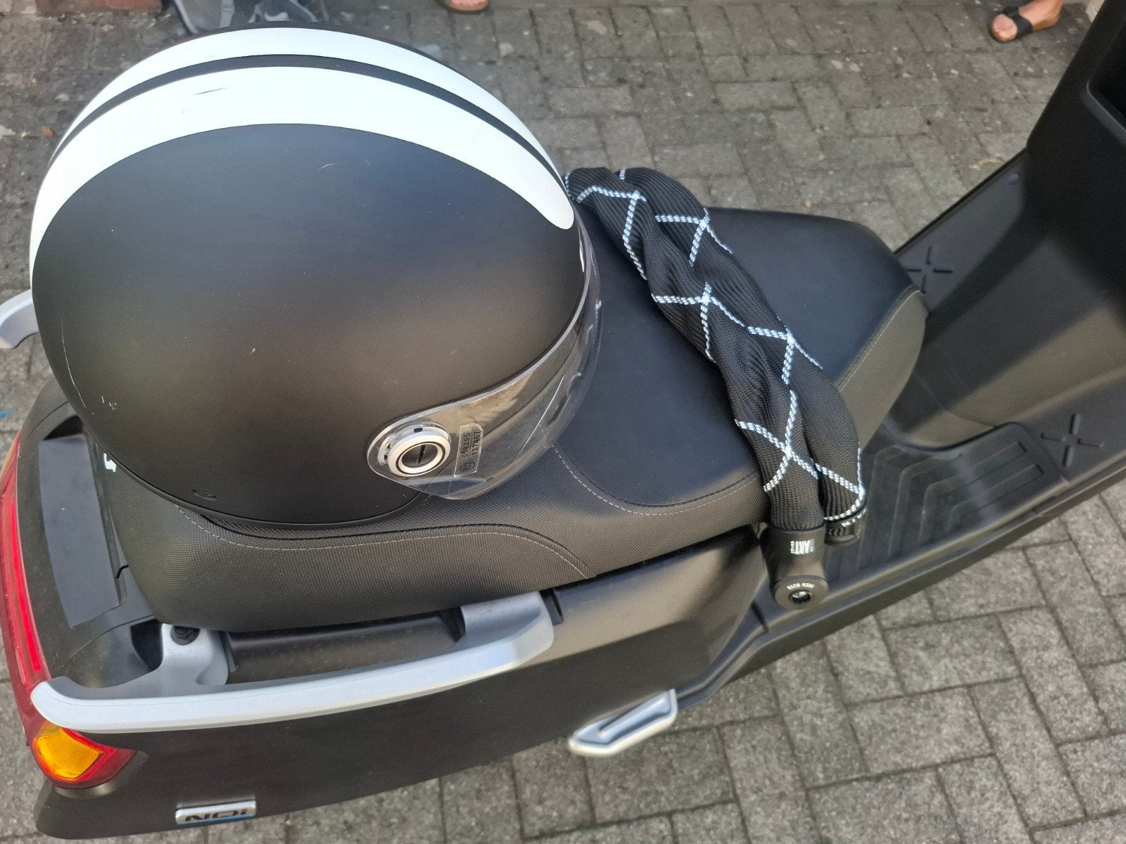 Helm en NIEUW ABUS slot, Vélos & Vélomoteurs, Scooters | Marques Autre, Enlèvement