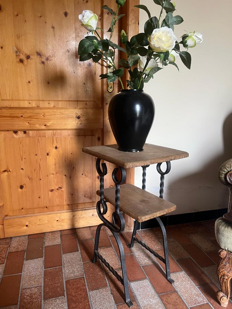 Table d'appoint vintage en fer forgé et bois massif, Enlèvement, Comme neuf, Bois