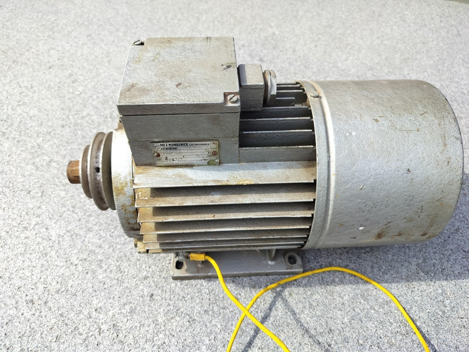 Electromotor 220v.    (1,5 HP), Ophalen