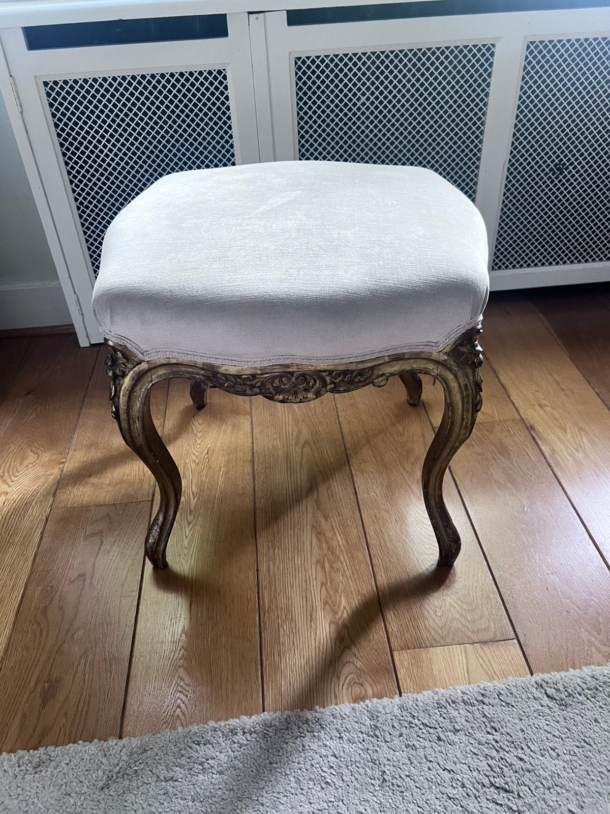 Antiquité Tabouret en bois sculpté et doré – style Louis XV, Ophalen