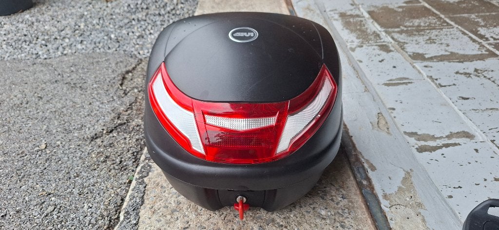 Top case Givi 30 litres avec platine et fixations, Enlèvement, Utilisé