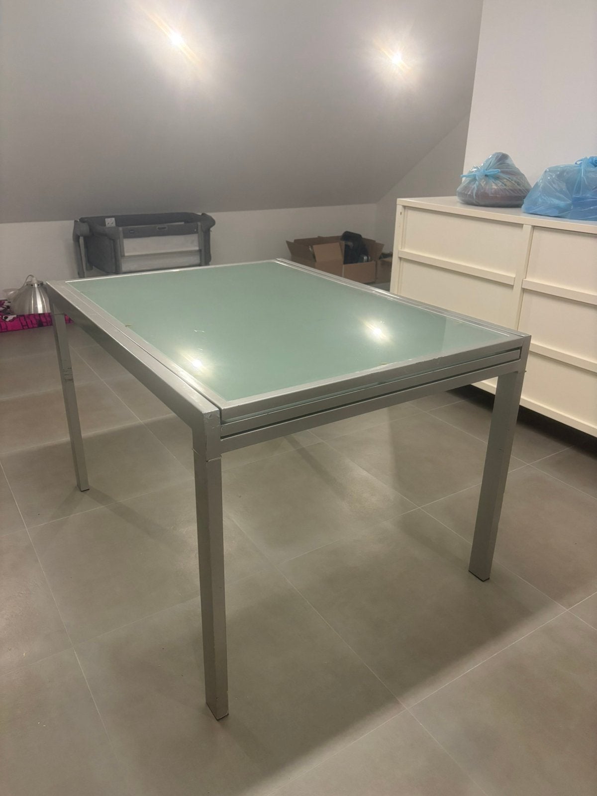 Uitschuifbare eettafel in matglas en aluminium 169€, Huis en Inrichting, Ophalen, Gebruikt, 200 cm of meer, 50 tot 100 cm