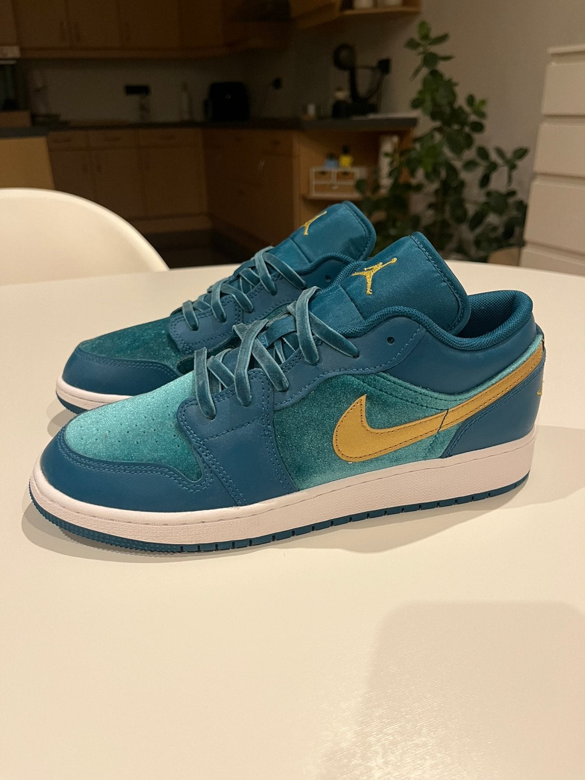 Nike - Air Jordan 1 Low SE GS ‘Velvet Geode Teal’, Kleding | Heren, Schoenen, Ophalen, Overige kleuren, Nieuw, Sneakers