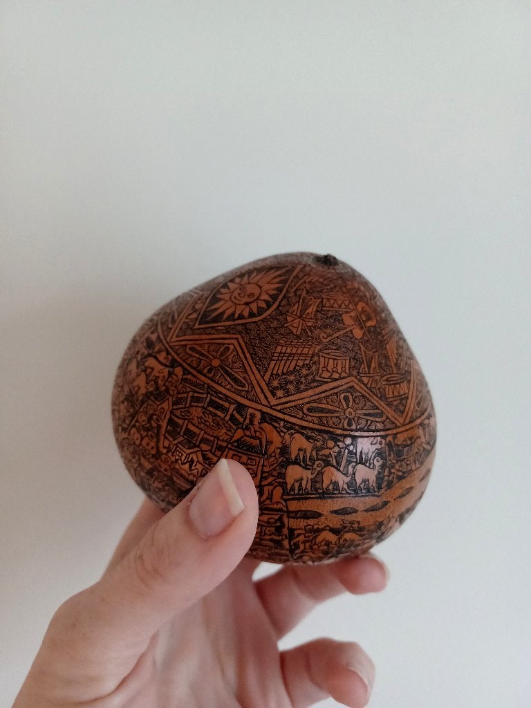 Vintage Peruaanse Handgegraveerde Kalebas - Mate Burilado, Houtsnijwerk, Minder dan 20 cm, Natuurlijk materiaal, Ophalen of Verzenden
