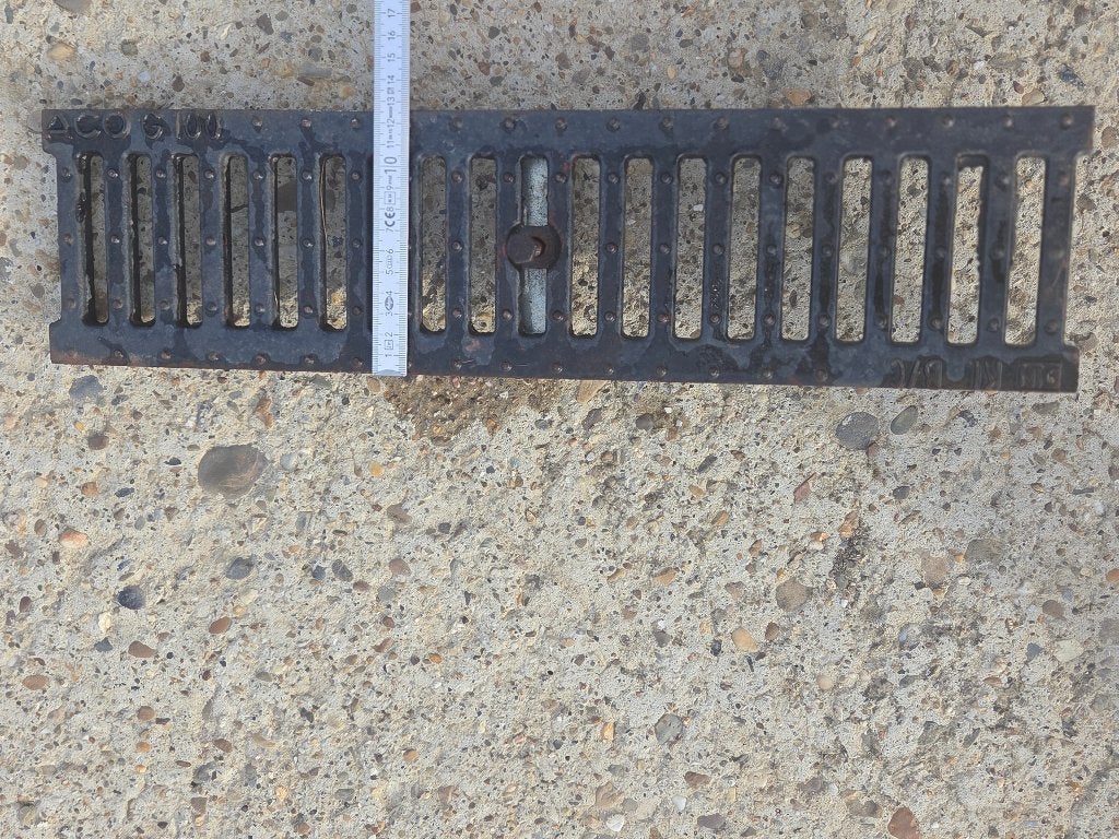 Grille de gouttière en fonte, Enlèvement, Comme neuf