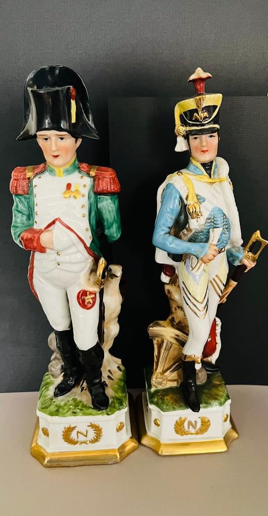Ensemble de figurines en porcelaine Napoléon et officier, Enlèvement