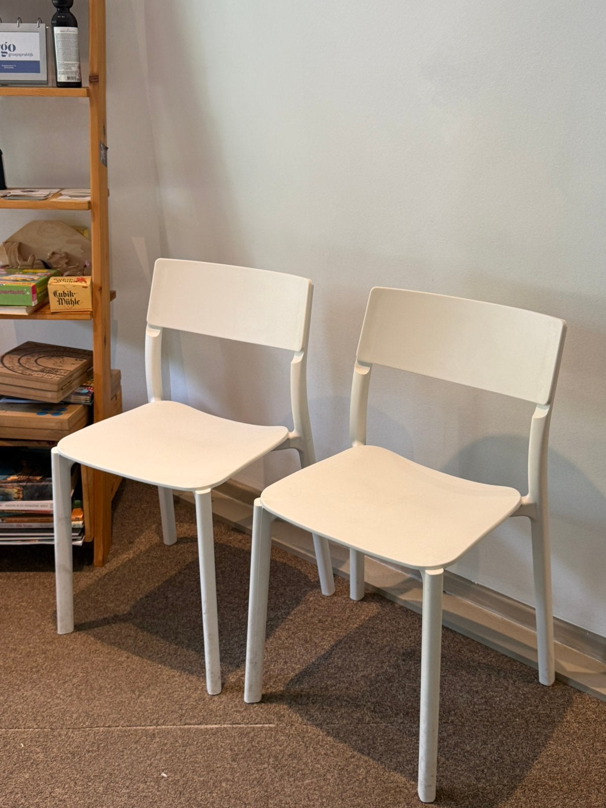 IKEA JANINGE – Set van 4 witte designstoelen, Huis en Inrichting, Stoelen, Ophalen, Zo goed als nieuw, Wit, Kunststof
