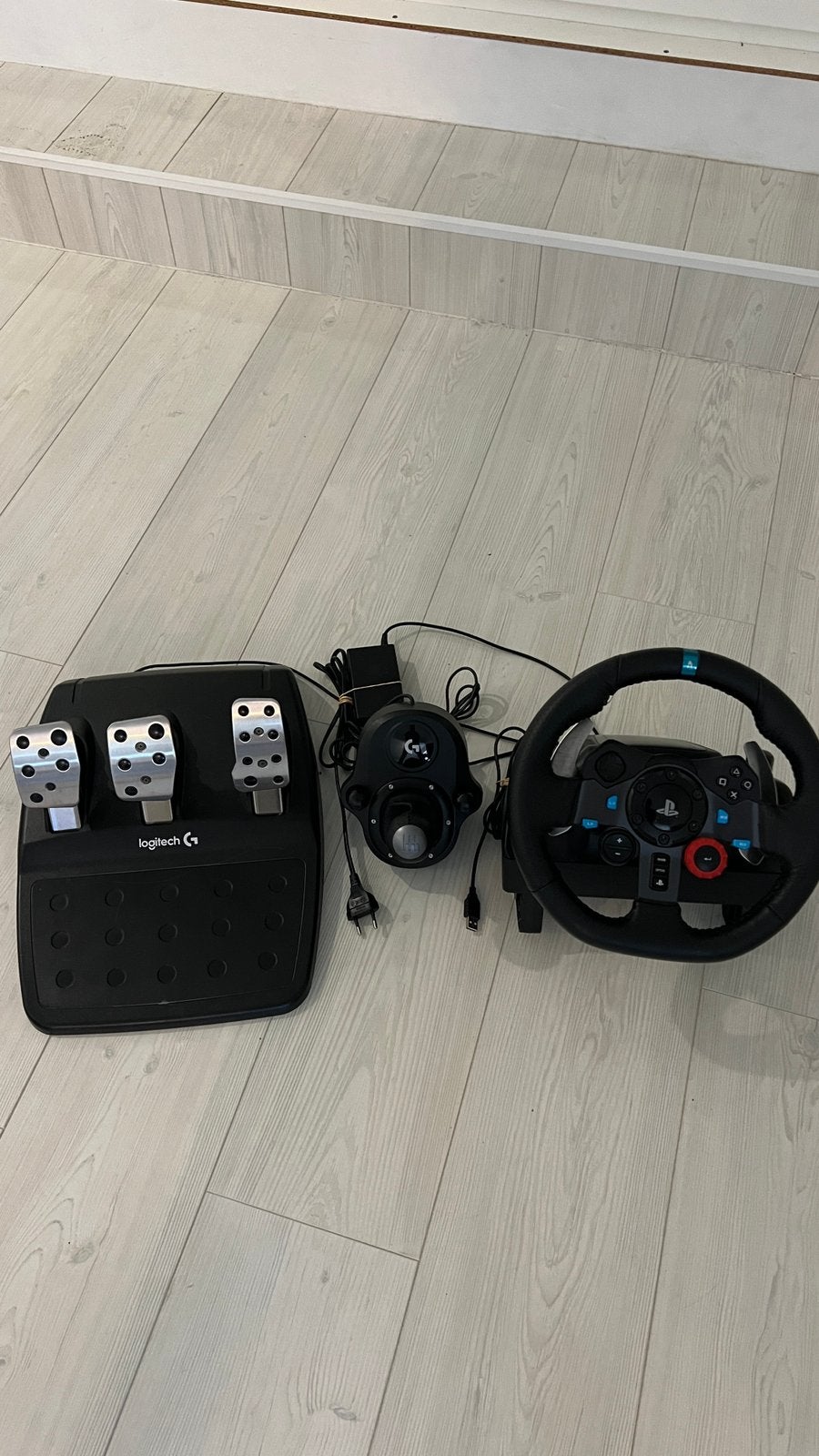 Logitech stuur met pedalen en versnellingspook, Games en Spelcomputers, Ophalen, Zo goed als nieuw